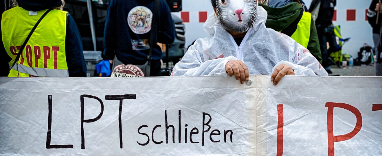 Kundgebung am Jungfernstieg gegen Tierversuche anlässlich der Wiederinbetriebnahme des LPT-Labors in Hamburg © Lisa Maria Otte