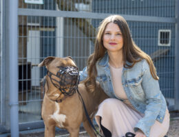 Lisa Maria Otte im Tierheim Süderstraße mit einem Listenhund (c) Bente Stachowske