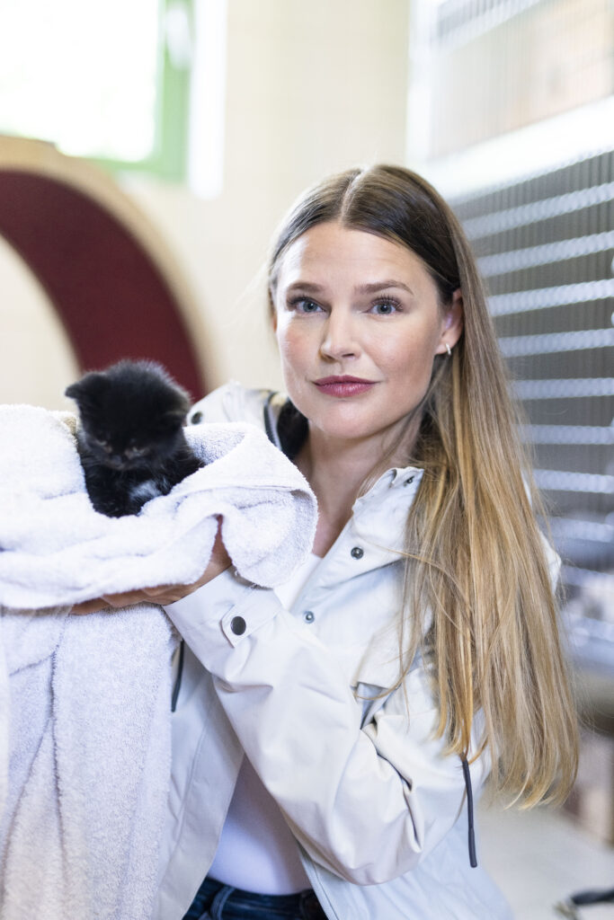 Lisa Maria Otte mit krankem Katzenkind