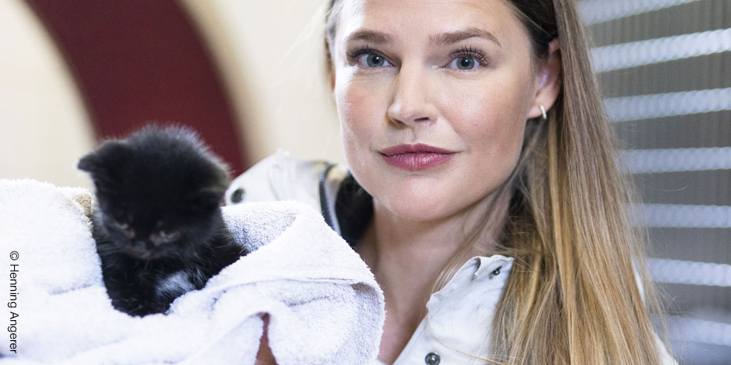 Lisa Maria Otte mit krankem Katzenkind © Henning Angerer