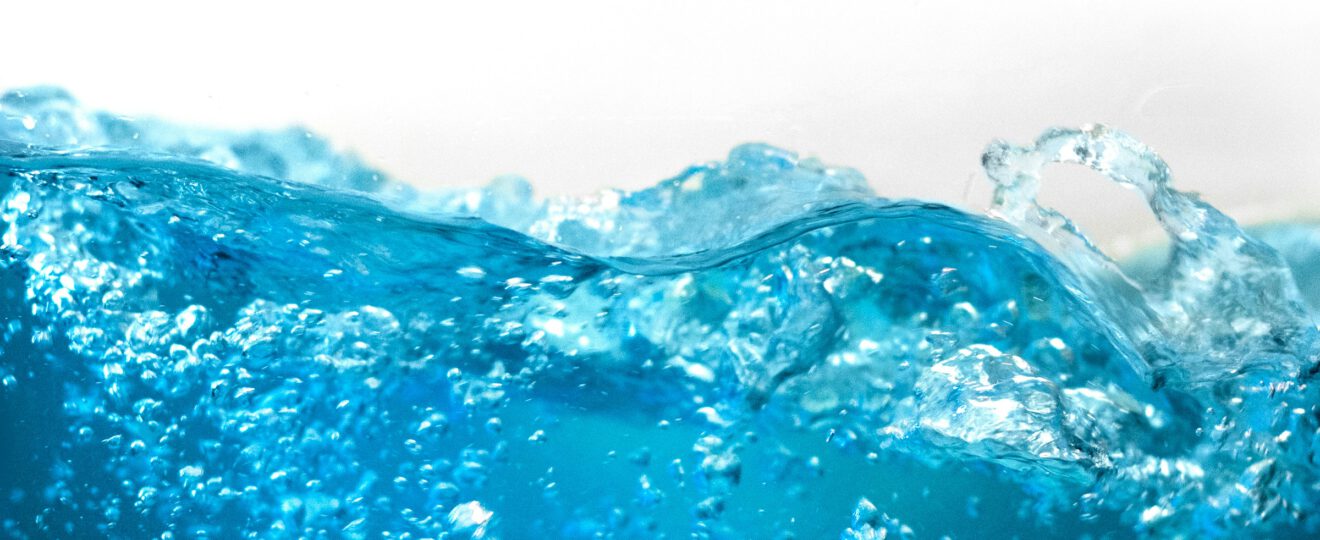 Symbolbild Wasser, Foto von Daniel Sinoca auf Unsplash